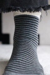 Calcetines rayas gris