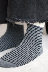 Calcetines rayas gris