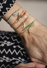 Pulsera cruz colgando