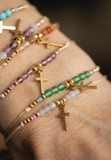 Pulsera cruz colgando
