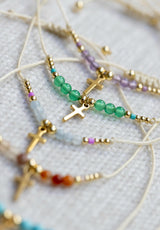 Pulsera cruz colgando