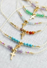 Pulsera cruz colgando